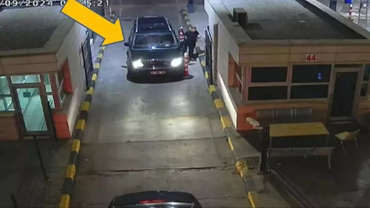 CHP Genel Başkanı Özgür Özel, aracında çok sayıda kaçak elektronik