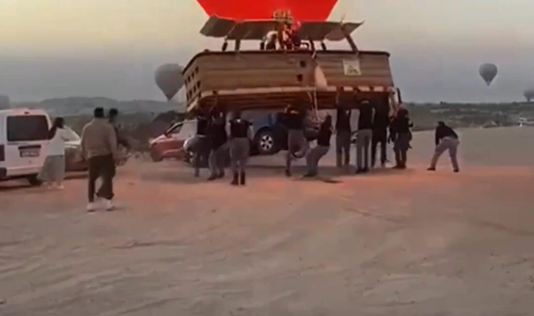 Nevşehir Kapadokya’da içinde turistlerin bulunduğu balon kalkış sırasında park halindeki