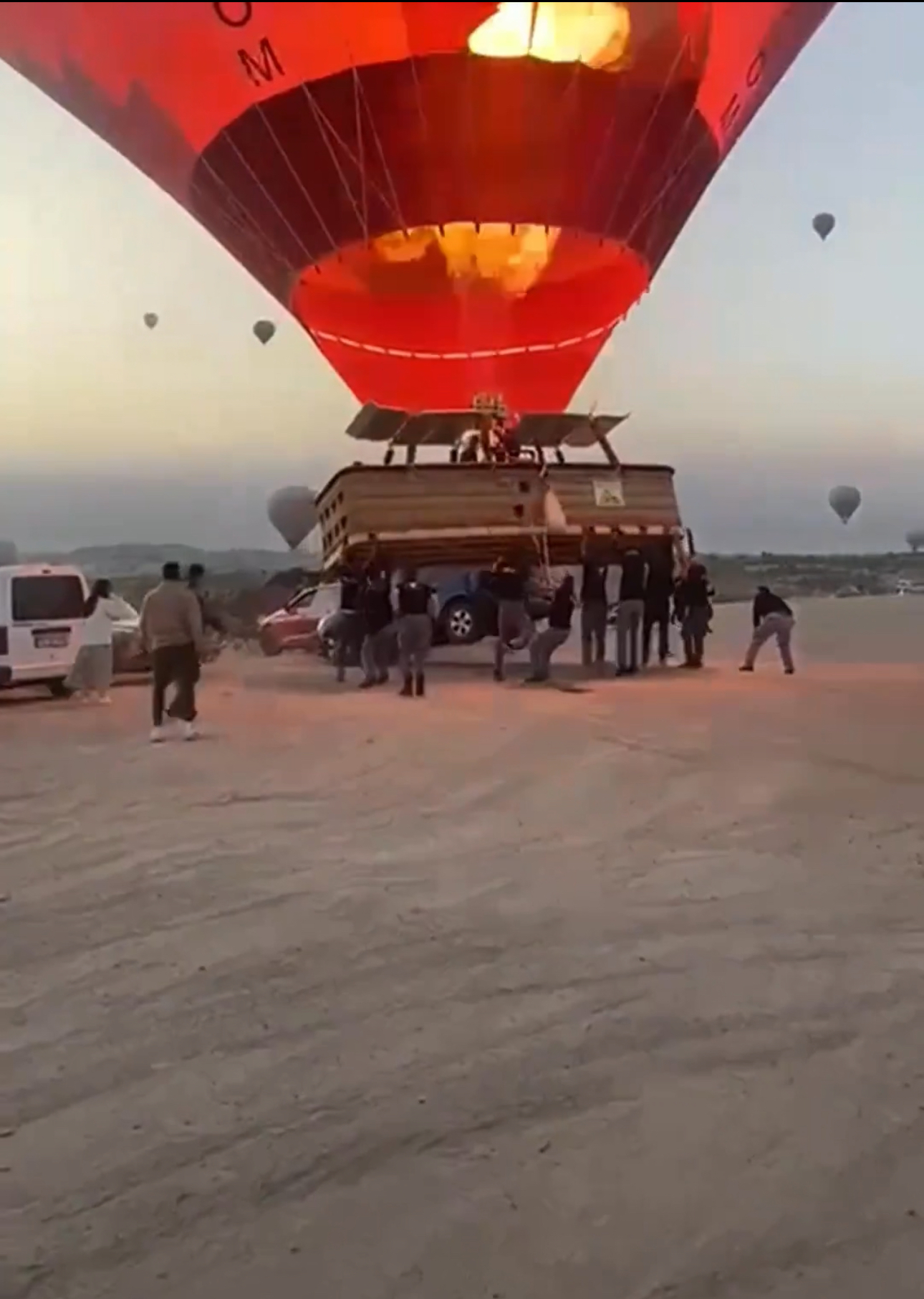 Nevşehir Kapadokya’da içinde turistlerin bulunduğu balon kalkış sırasında park halindeki