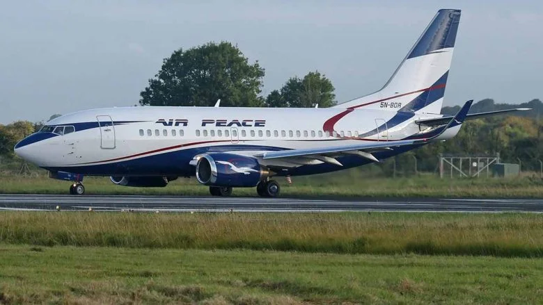 Nijerya'nın başkenti Abuja'da, Air Peace'e ait Embraer ERJ 145 tipi