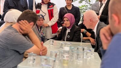 Aile ve Sosyal Hizmetler Bakanı MahinurÖzdemir Göktaş, Fatih'te surlardan atlayarak