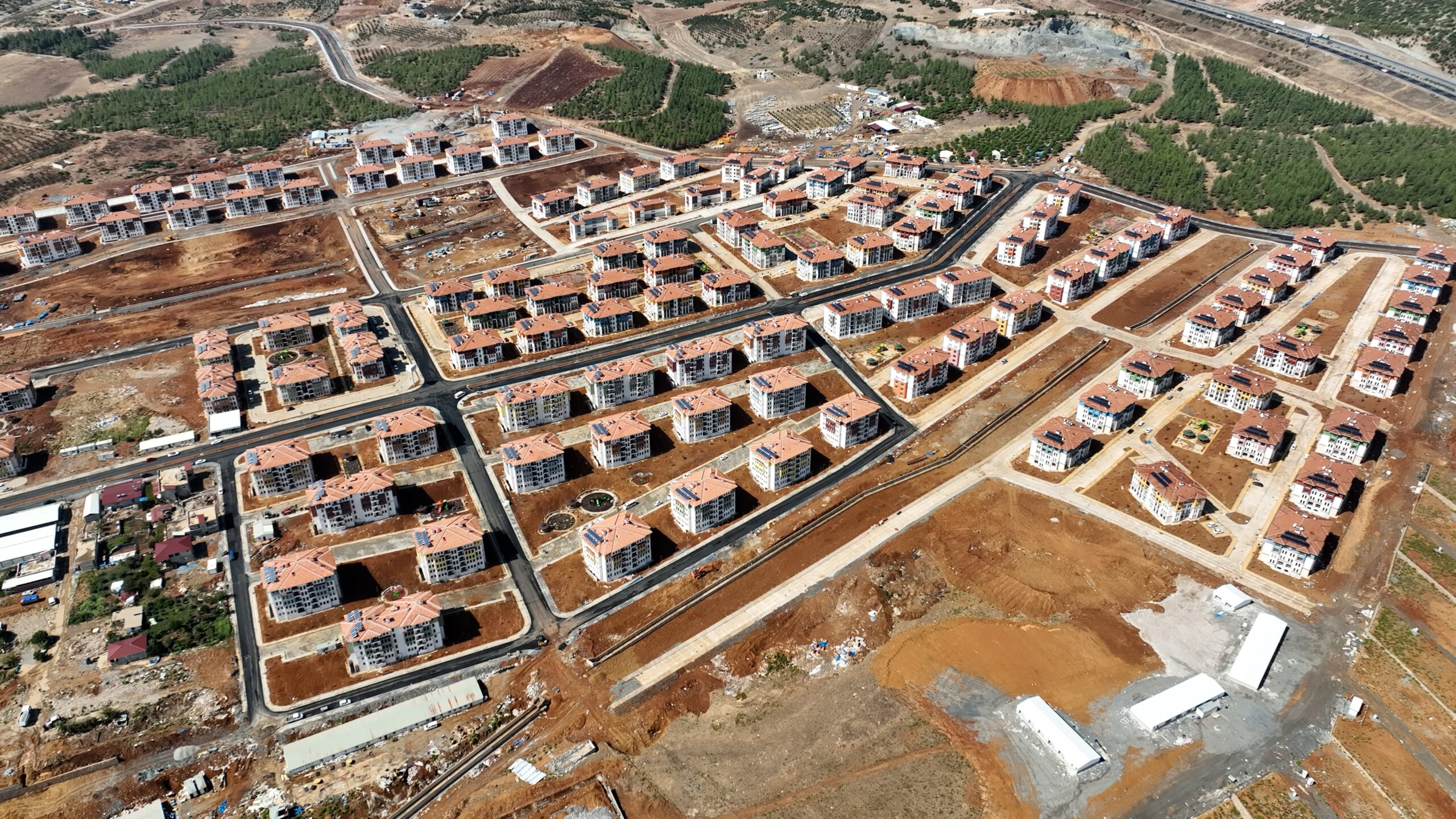 Kahramanmaraş depremlerinden etkilenen Gaziantep’te deprem konutlarının bir yandan inşası diğer