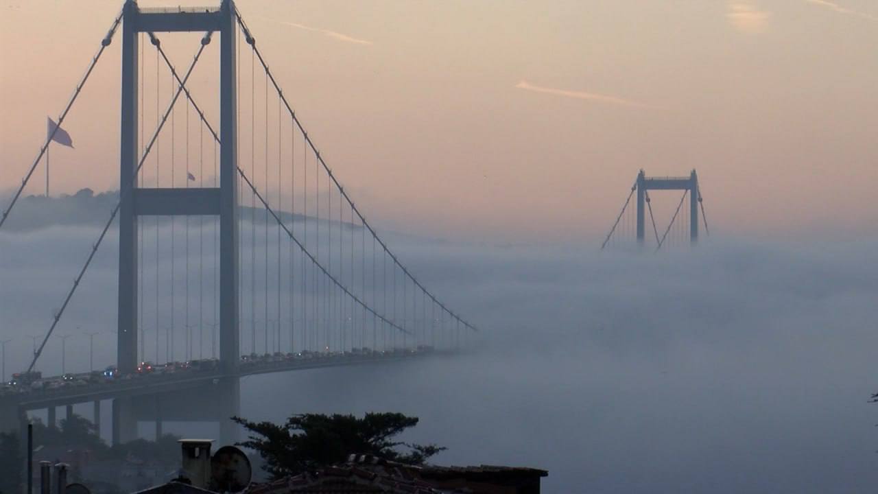 İstanbul’da sabah saatlerinde etkili olan sis ulaşımı etkiledi. Bazı vapur