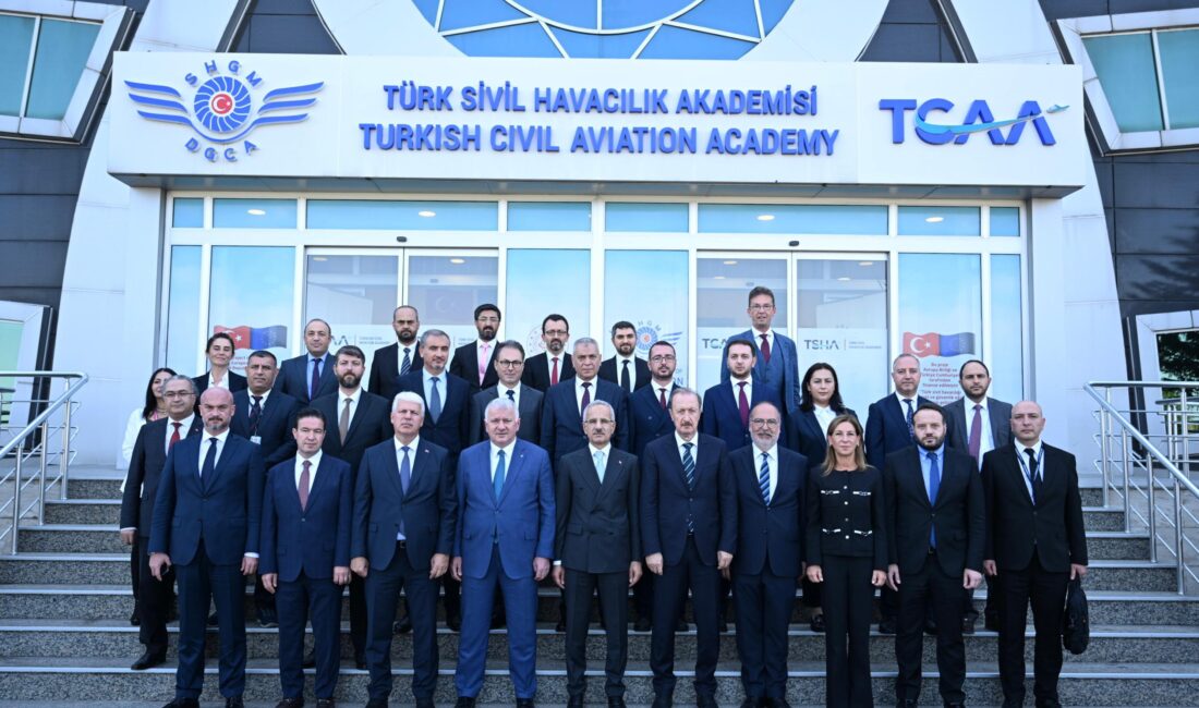 Ulaştırma ve Altyapı Bakanı Abdulkadir Uraloğlu, havayolu firmalarıyla gerçekleştirilen toplantının