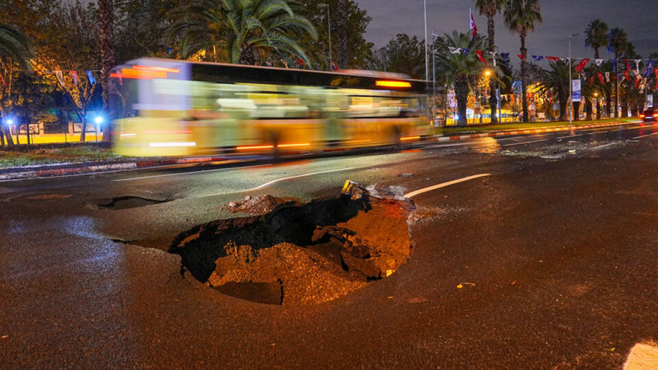Meteoroloji Genel Müdürlüğü’nün uyarısının ardından İstanbul’da gece saatlerinde başlayan sağanak