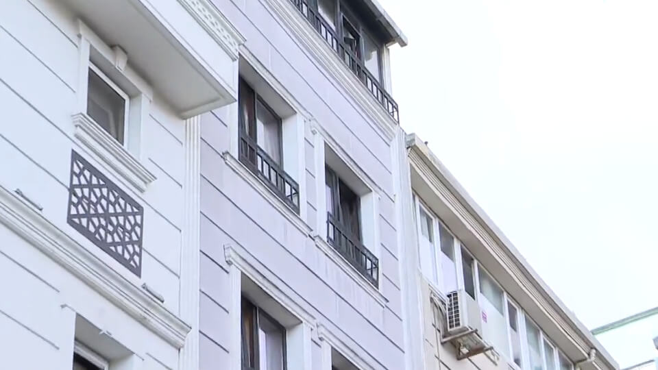 Fatih’te bir otelde konaklayan ailenin gıda zehirlenmesi şüphesiyle hastaneye kaldırılan