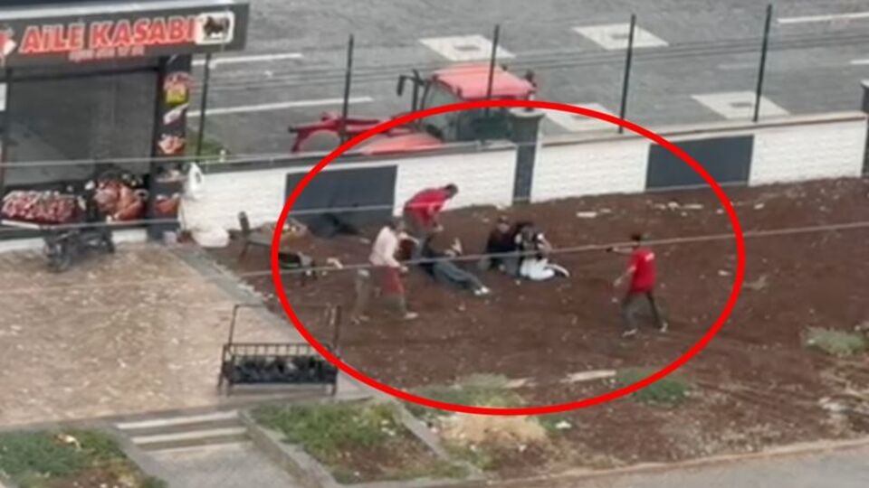 Kasapta kanlı hesaplaşma: Baba-oğul öldürüldü, olayın nedeni ortaya çıktı Diyarbakır’ın Kayapınar ilçesi Talaytepe Mahallesi’nde bulunan bir kasap dükkânında çıkan