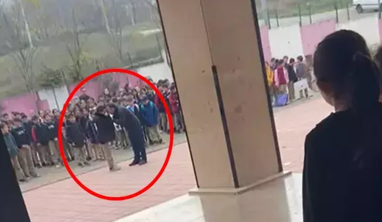 Okul müdürünün öğrenciye müdahalesi tepki çekti! İnceleme başlatıldı Bursa’nın İnegöl ilçesinde bir ortaokulda yaşanan olay kamuoyunda tepkiyle karşılandı.