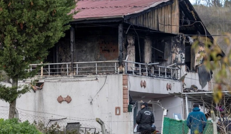 Yalova’daki DEAŞ baskınında karanlık tablo: Ev kalabalık çıktı, şehitlerin hikâyesi yürek yaktı Yalova’da DEAŞ’a yönelik düzenlenen operasyonda 3 polis memurunun şehit olduğu