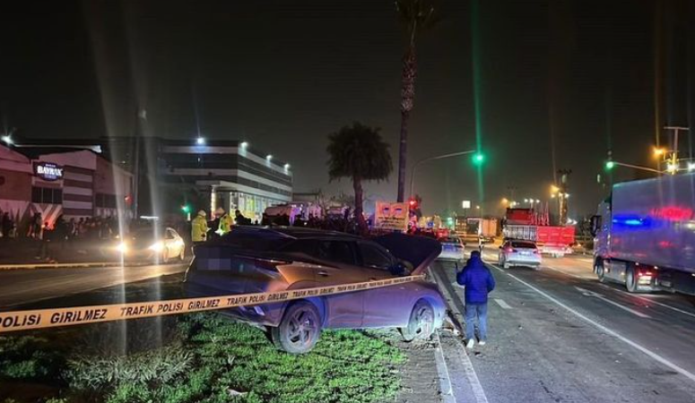 Alışverişten dönüyorlardı… Cip faciasında ölen 3 kız çocuğu yan yana defnedildi Mersin’de yaşanan trafik faciası yürekleri dağladı. D-400 kara yolunda kontrolden