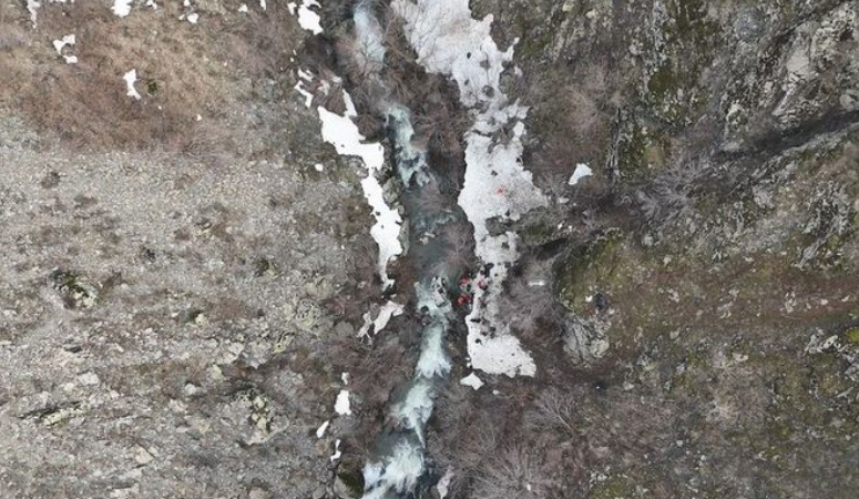 Bitlis’in Güroymak ilçesinde hafif ticari aracın dereye düşmesi sonucu 3