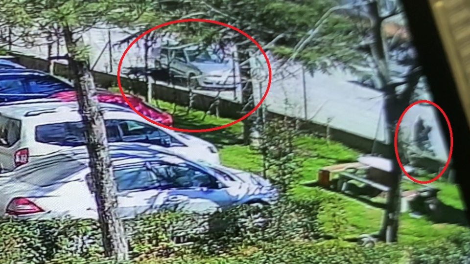 Bursa’da feci olay! Kontrolden çıkan otomobil kaldırımdaki dede ve torunlarına çarptı Bursa’nın İnegöl ilçesinde yaşanan kazada, sürücüsünün el frenini çekmeyi unuttuğu