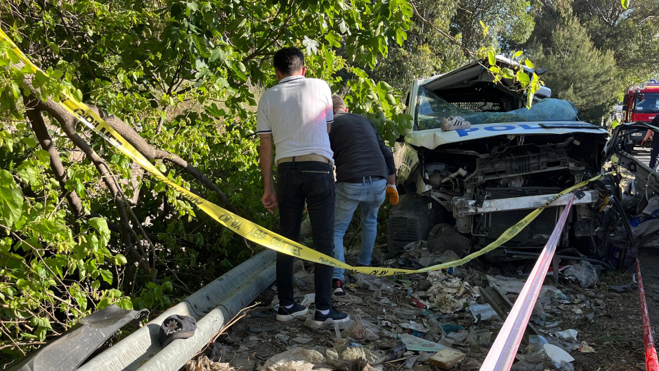 İzmir’in Bornova ilçesinde freni patlayan bir TIR’ın karşı şeride geçerek