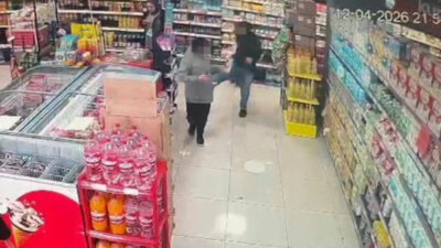 Kocaeli’nin Kartepe ilçesinde bir markette yaşanan olay, güvenlik kameralarına yansıyan