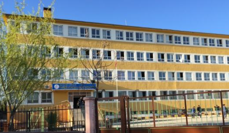 Şanlıurfa’nın Siverek ilçesinde bir ortaokulda yaşanan olayda, bir veli öğretmene