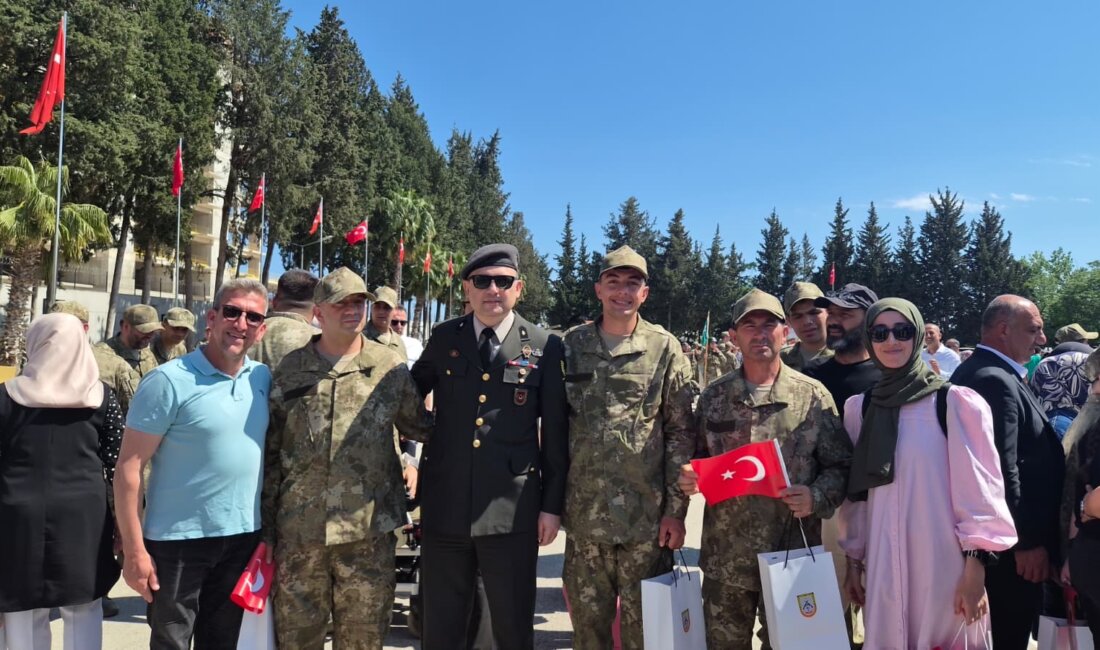 Antalya’da düzenlenen temsili askerlik uygulaması kapsamında gerçekleştirilen yemin töreni, duygu