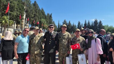 Antalya’da düzenlenen temsili askerlik uygulaması kapsamında gerçekleştirilen yemin töreni, duygu