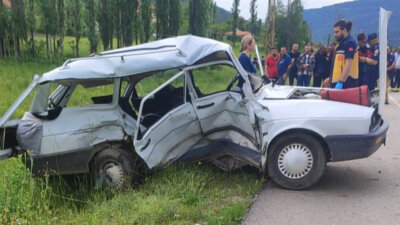 Amasya’da iki otomobilin kavşakta çarpıştığı kazada araçlardan biri alev aldı.