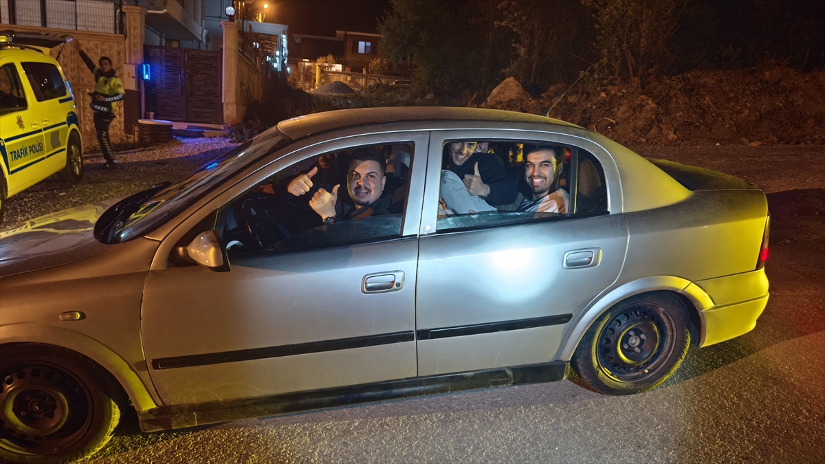 Kütahya’da trafik ekiplerinin durdurduğu 5 kişilik otomobilden 8 üniversite öğrencisinin
