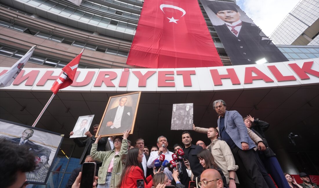 CHP Genel Merkezi’nde tahliye gerilimi! Özgür Özel Meclis’e yürüdü İstinaf mahkemesinin CHP kurultayı hakkında verdiği “mutlak butlan” kararının ardından