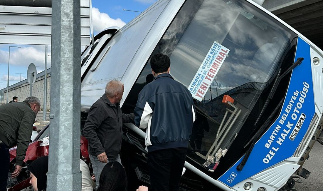 Bartın’da 29 Nisan’da ünversite öğrencileri taşıyan halk otobüsü çarptığı otomobilin