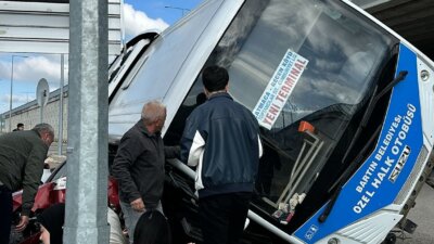 Bartın’da 29 Nisan’da ünversite öğrencileri taşıyan halk otobüsü çarptığı otomobilin