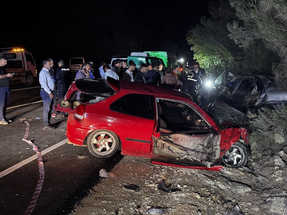 Adana’nın Sarıçam ilçesinde iki otomobilin çarpıştığı trafik kazasında bir çift