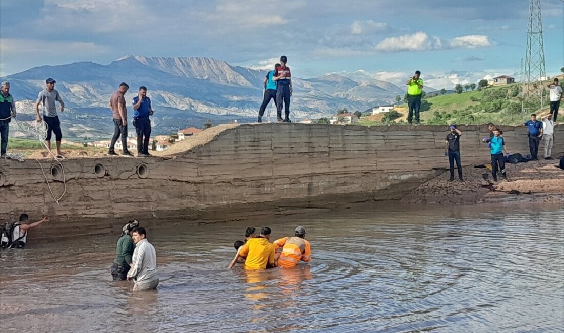 Adıyaman’ın Gölbaşı ilçesinde serinlemek amacıyla taşkın koruma göletine giren 2