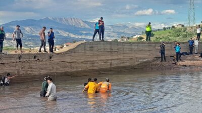 Adıyaman’ın Gölbaşı ilçesinde serinlemek amacıyla taşkın koruma göletine giren 2
