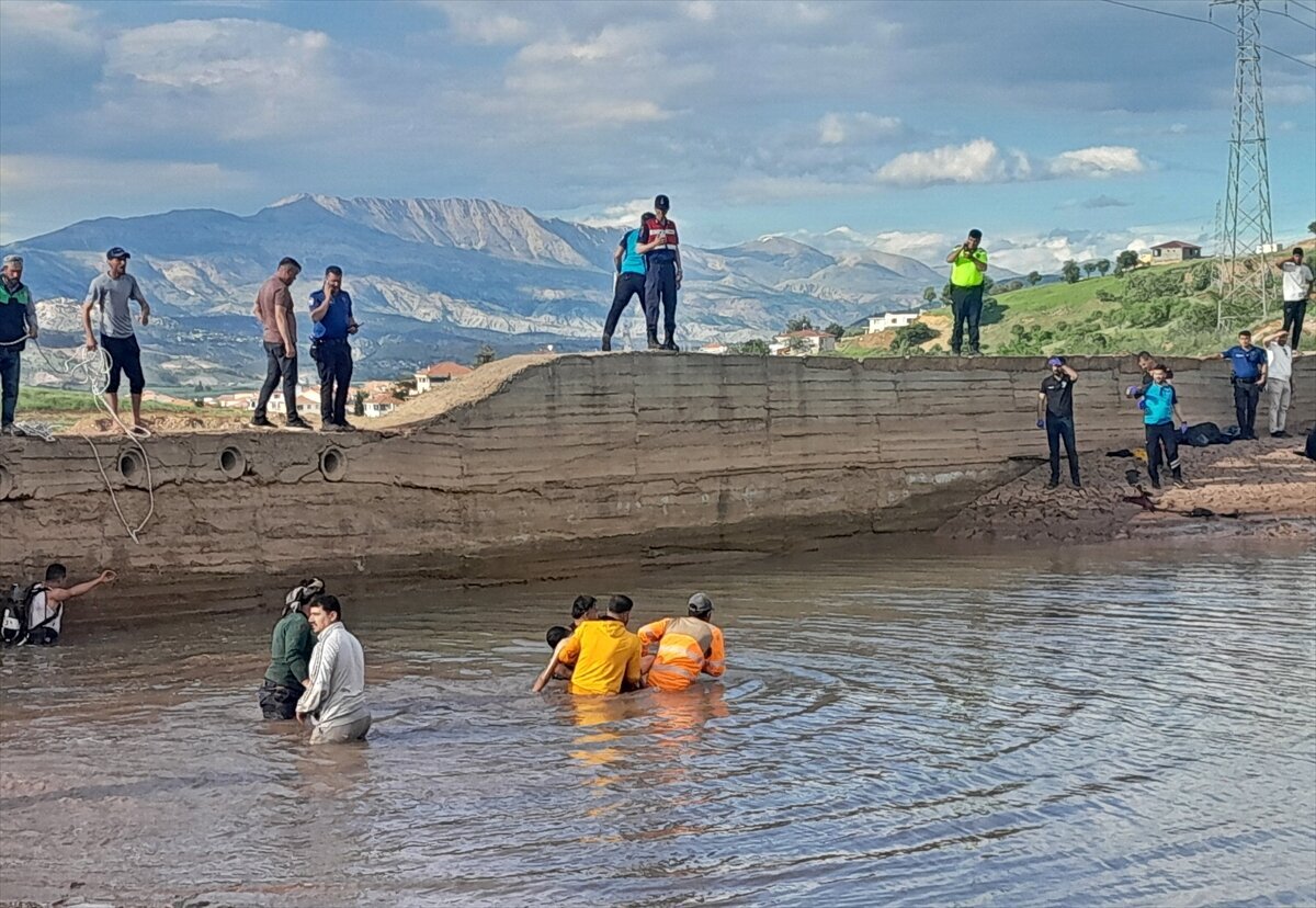 Adıyaman’ın Gölbaşı ilçesinde serinlemek amacıyla taşkın koruma göletine giren 2