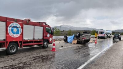 Antalya’nın Korkuteli ilçesinde kontrolden çıkarak takla atan otomobilde bulunan 2