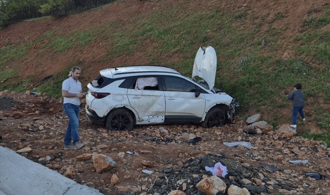 Bingöl’de kontrolden çıkan otomobilin yol kenarındaki yamaca çarpması sonucu meydana