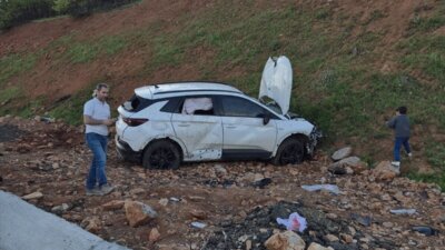 Bingöl’de kontrolden çıkan otomobilin yol kenarındaki yamaca çarpması sonucu meydana