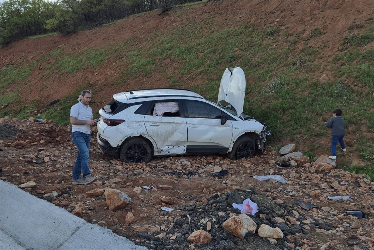 Bingöl’de kontrolden çıkan otomobilin yol kenarındaki yamaca çarpması sonucu meydana