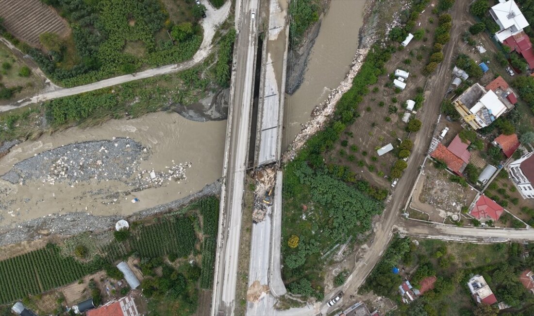 Hatay’da etkili olan sağanak yağış hayatı olumsuz etkiledi. Kent genelinde