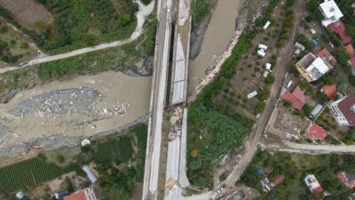 Hatay’da etkili olan sağanak yağış hayatı olumsuz etkiledi. Kent genelinde