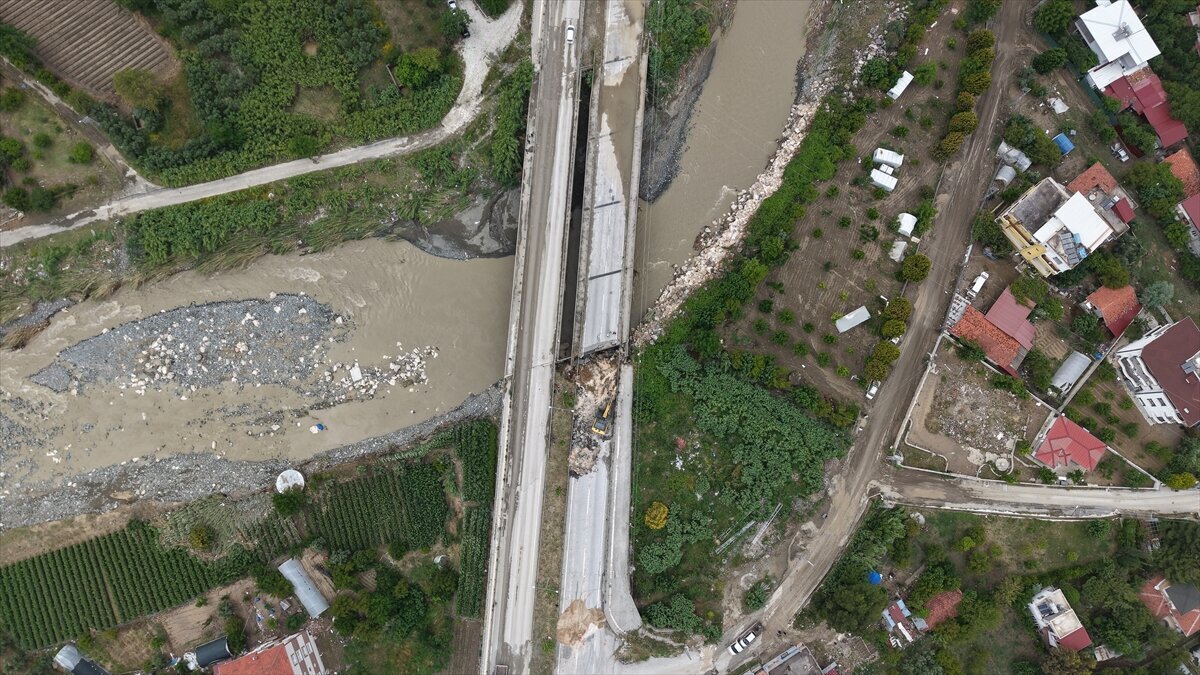 Hatay’da etkili olan sağanak yağış hayatı olumsuz etkiledi. Kent genelinde