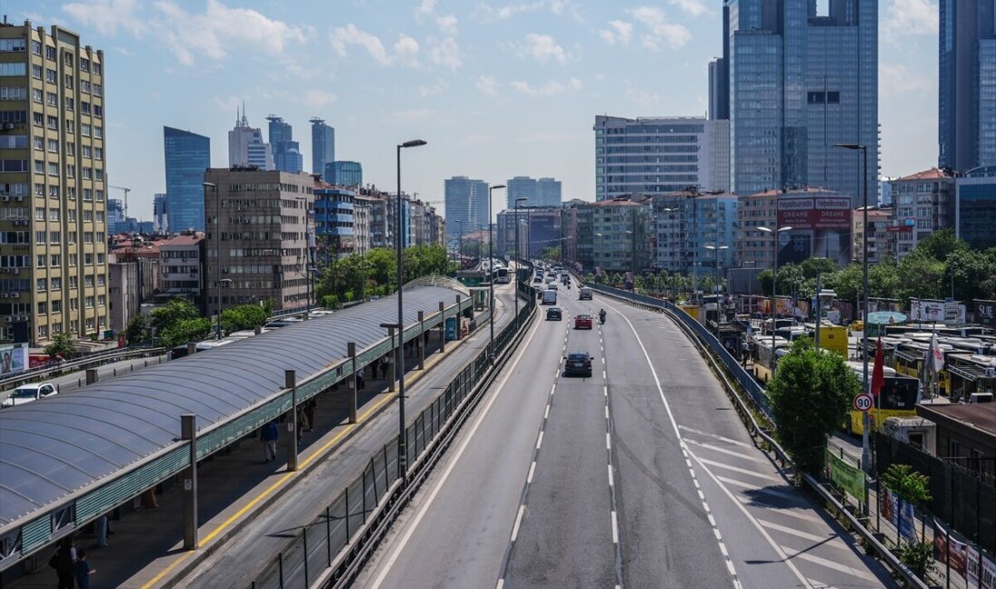 İstanbul’da arife günü yollar boş kaldı: Trafik yoğunluğu yüzde 8’e düştü Kurban Bayramı tatili nedeniyle İstanbul’da trafik yoğunluğu arife gününde düşük