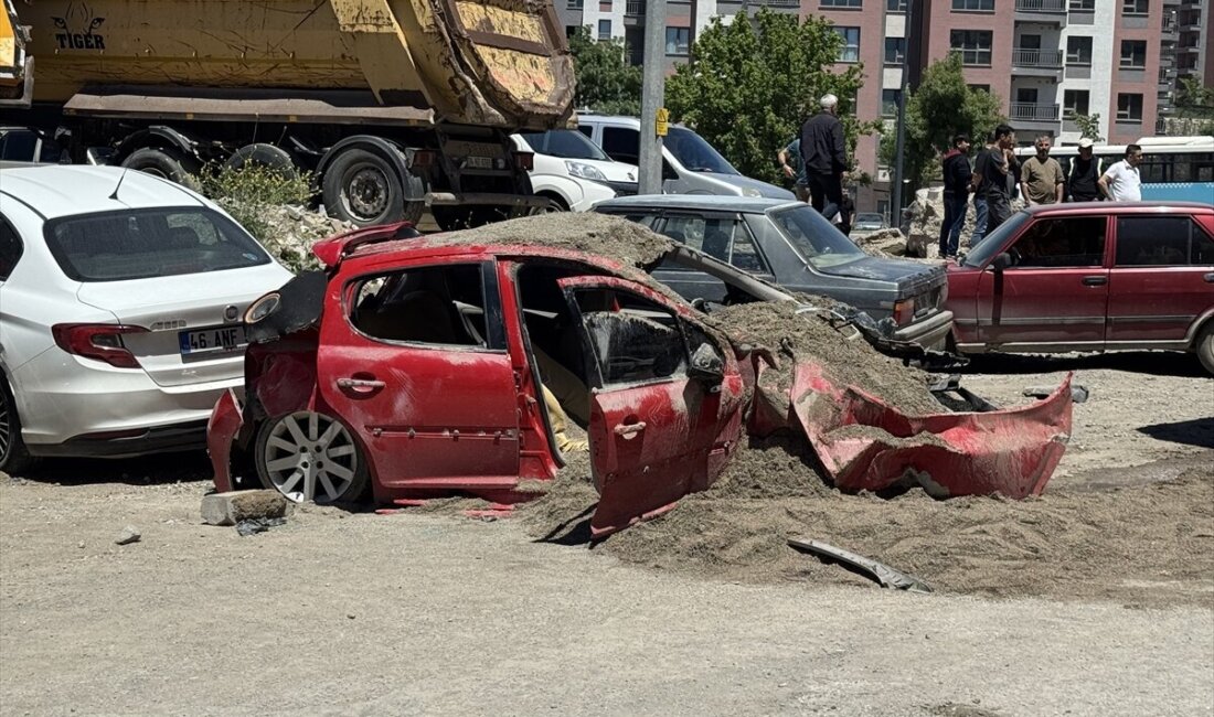 Kahramanmaraş’ın Dulkadiroğlu ilçesinde freni arızalanan kum yüklü kamyonun 7 araca
