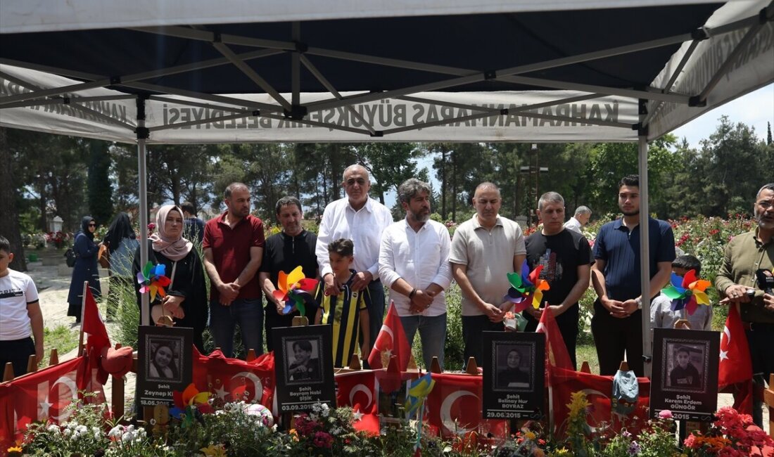 Kahramanmaraş’ta okul saldırısında yaşamını yitiren öğrenciler mezarı başında anıldı Kahramanmaraş’ta Ayser Çalık Ortaokulu’na düzenlenen silahlı saldırıda yaşamını yitiren öğrenciler,