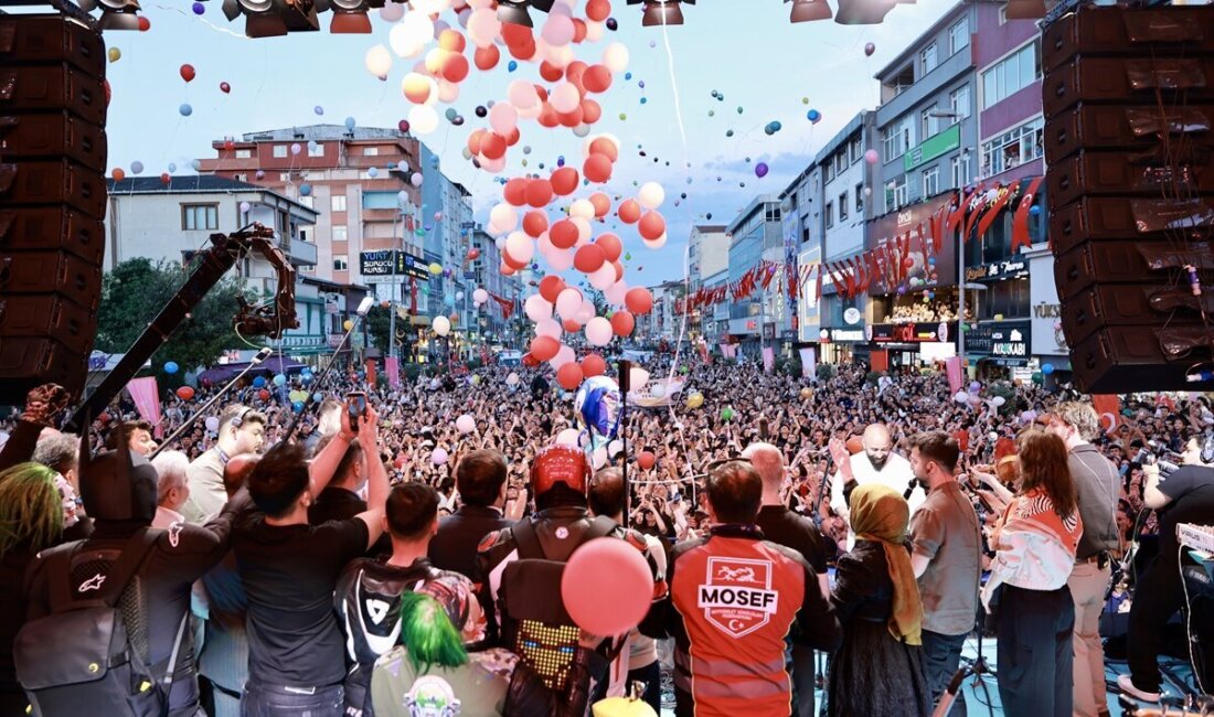 Kanseri yenen minik Zeyd için gökyüzüne binlerce balon bırakıldı İstanbul Sultanbeyli’de kanseri yenerek sağlığına kavuşan 4,5 yaşındaki Zeyd için