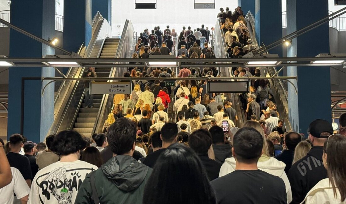 Kanye West’in İstanbul’daki konseri öncesi metroda izdiham yaşandı İstanbul'da dünyaca ünlü rap sanatçısı Kanye West'in konseri öncesinde toplu