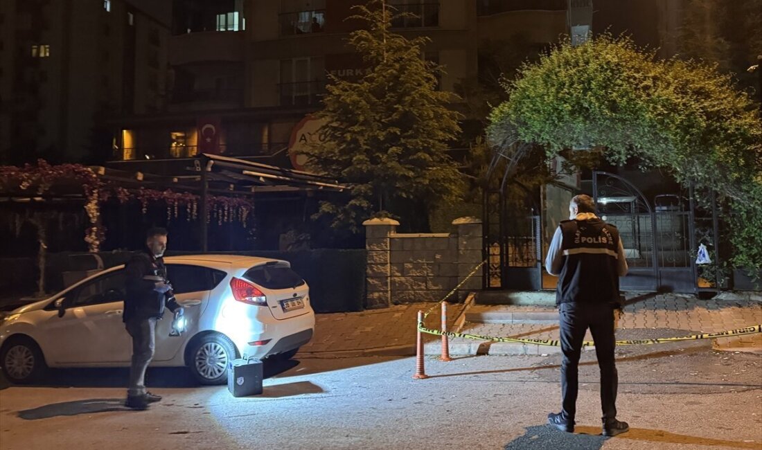 Kayseri’de kadını kurtarmak isteyen iki kardeş bıçaklandı! Şüpheli kaçtı Kayseri’nin Talas ilçesinde bir kadının darbedildiğini gören iki kardeş, saldırganı