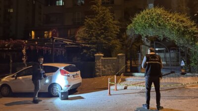 Kayseri’nin Talas ilçesinde bir kadının darbedildiğini gören iki kardeş, saldırganı