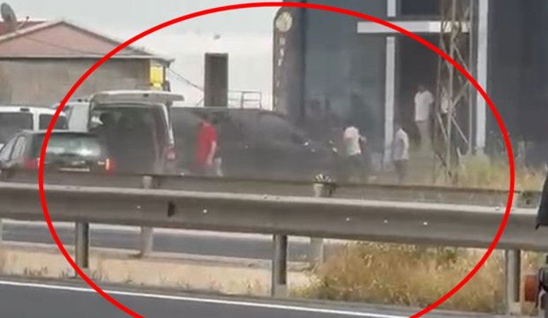 Mardin’in Kızıltepe ilçesinde iki aile arasında çıkan yol verme tartışması
