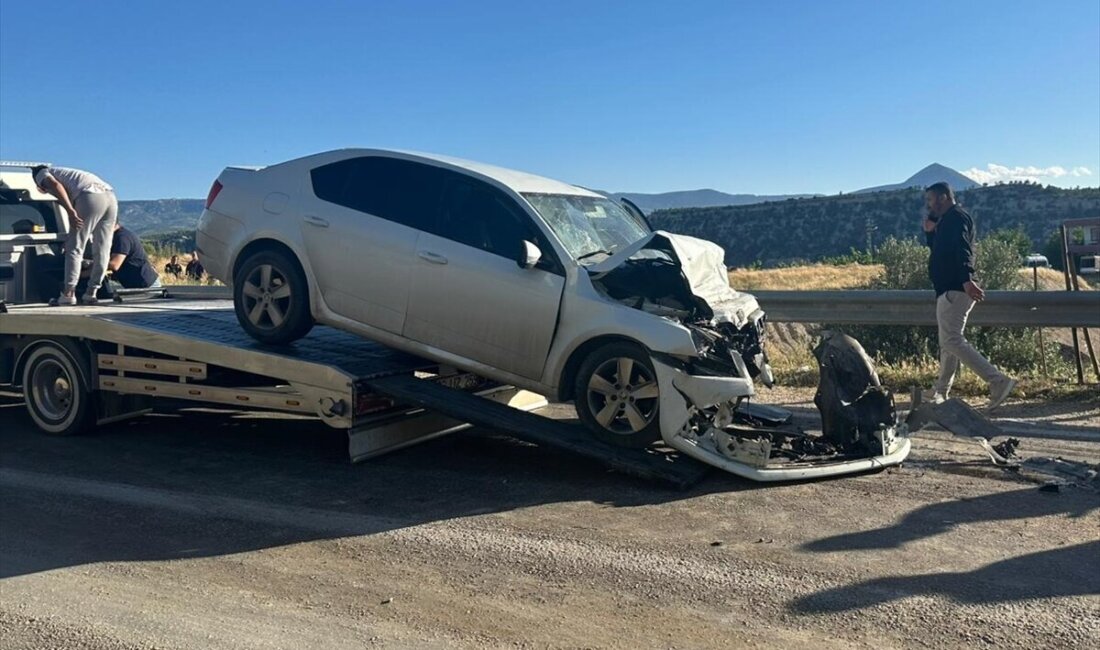 Mersin’de feci kaza! Tır ile çarpışan otomobilde anne ile kızı hayatını kaybetti Mersin’in Mut ilçesinde tır ile otomobilin çarpıştığı kazada anne ve