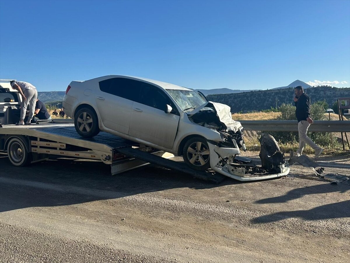 Mersin’in Mut ilçesinde tır ile otomobilin çarpıştığı kazada anne ve