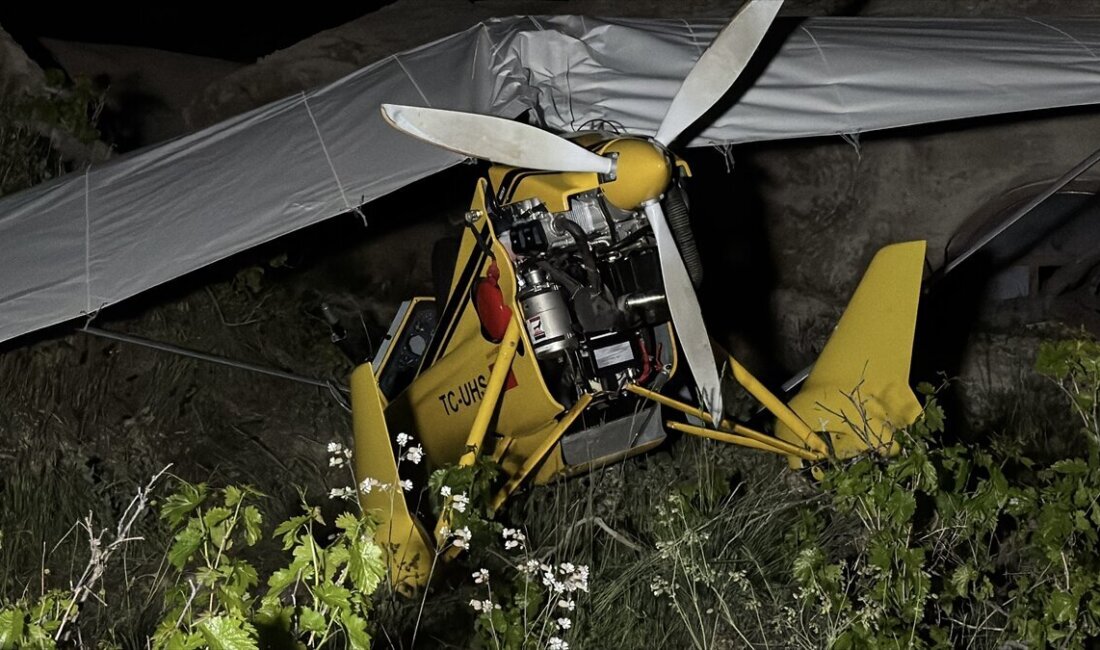 Nevşehir’de microlight acil iniş yaptı! Pilot ve yolcu yaralandı Nevşehir’de turistlere yönelik tur uçuşu yapan microlight hava aracı, motor