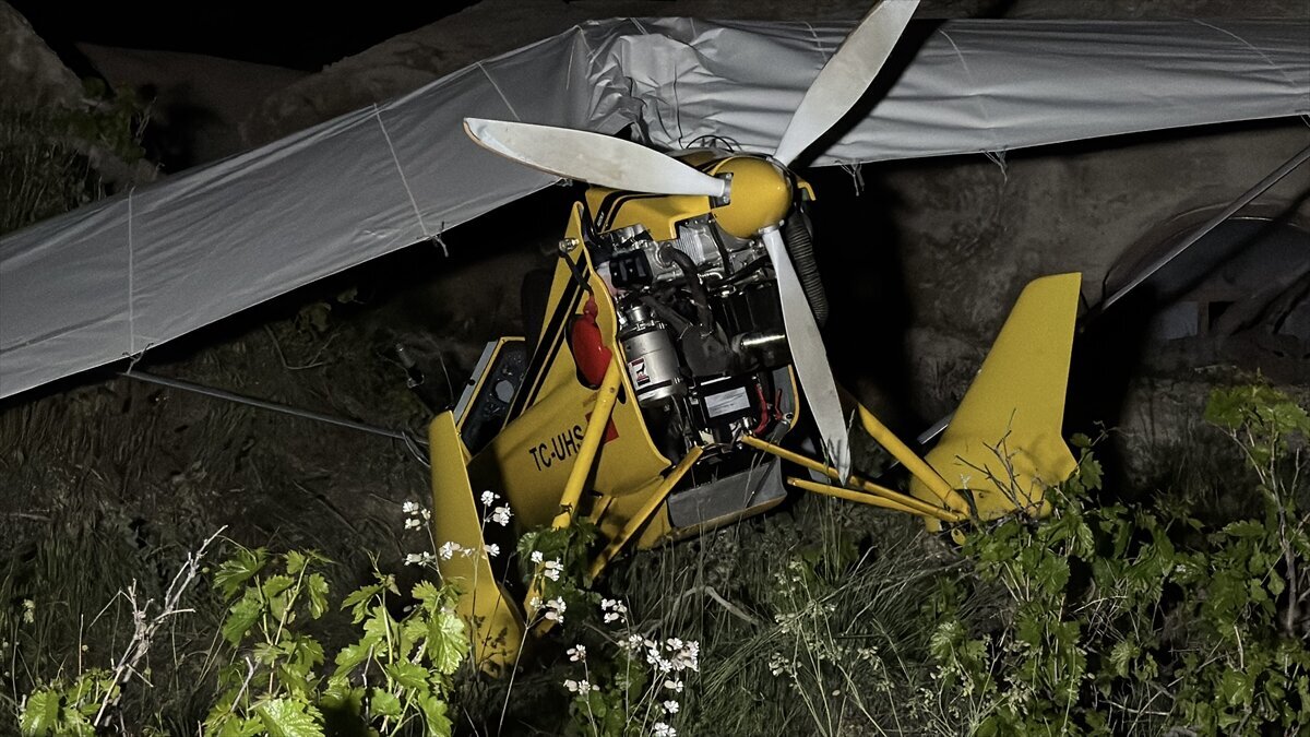 Nevşehir’de turistlere yönelik tur uçuşu yapan microlight hava aracı, motor