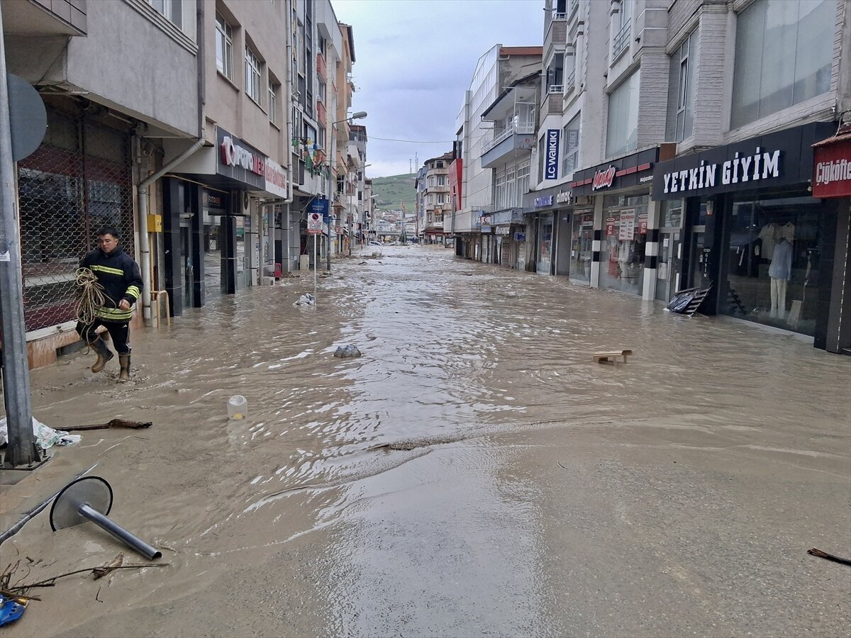 Samsun’un Havza ilçesinde etkili olan sağanak yağış nedeniyle derelerde su